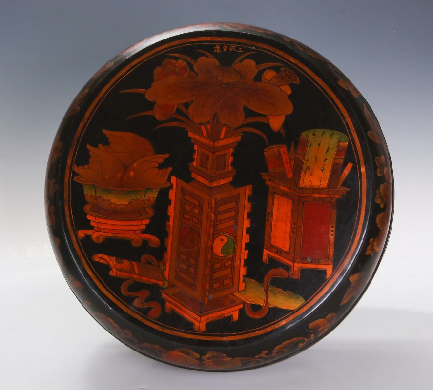 AN EARLY 20TH CENTURY CHINESE LACQUER BOX