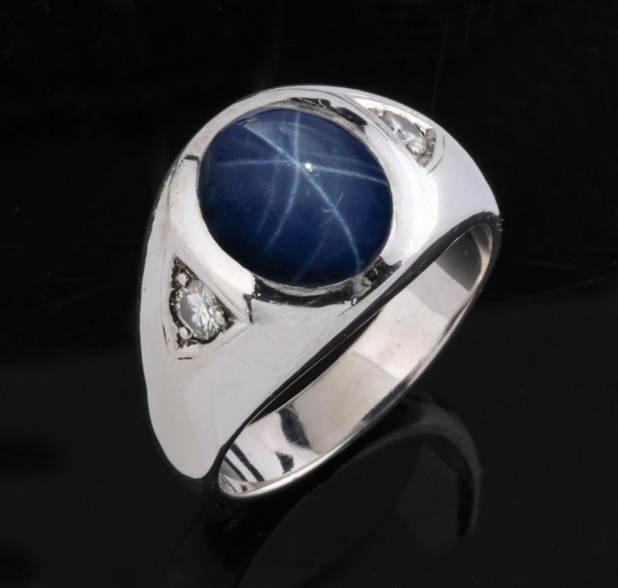 A GENT'S 14K GOLD RING WITH BLUE STAR SAPPHIRE