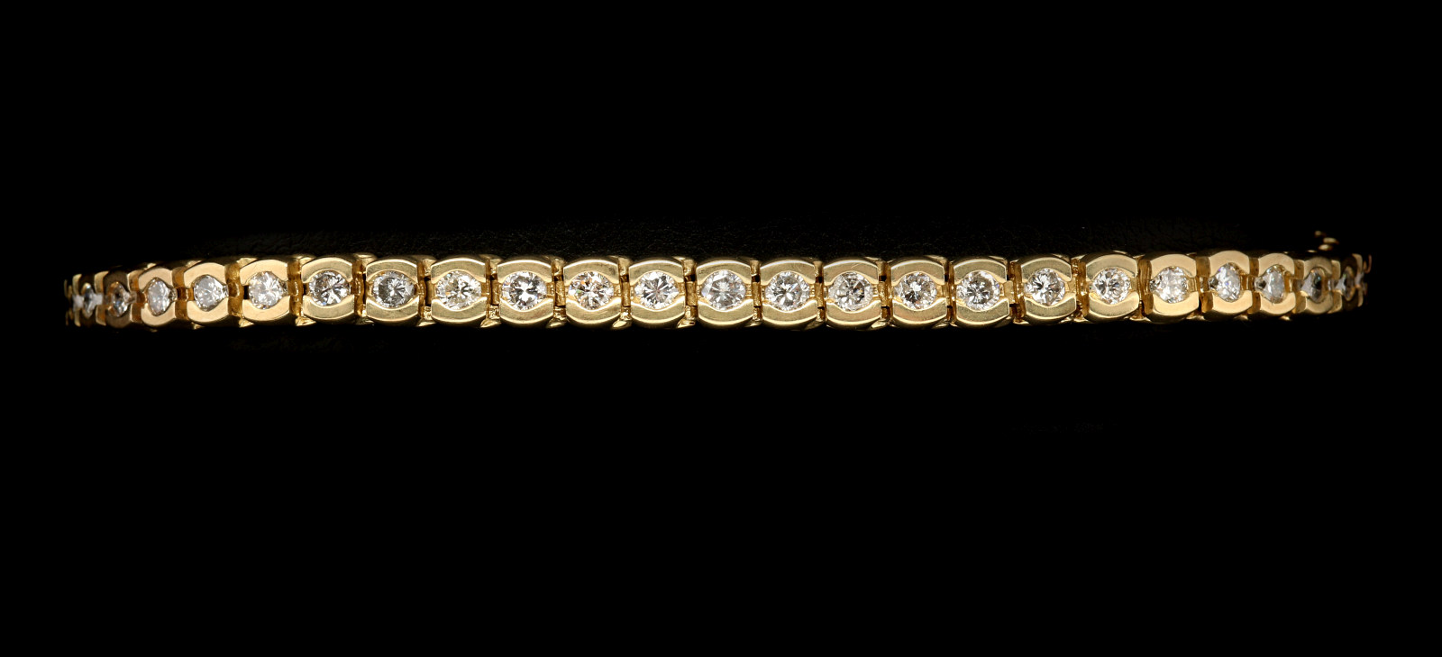 A 14K GOLD AND DIAMOND TENNIS BRACELET 3 CT T.W.