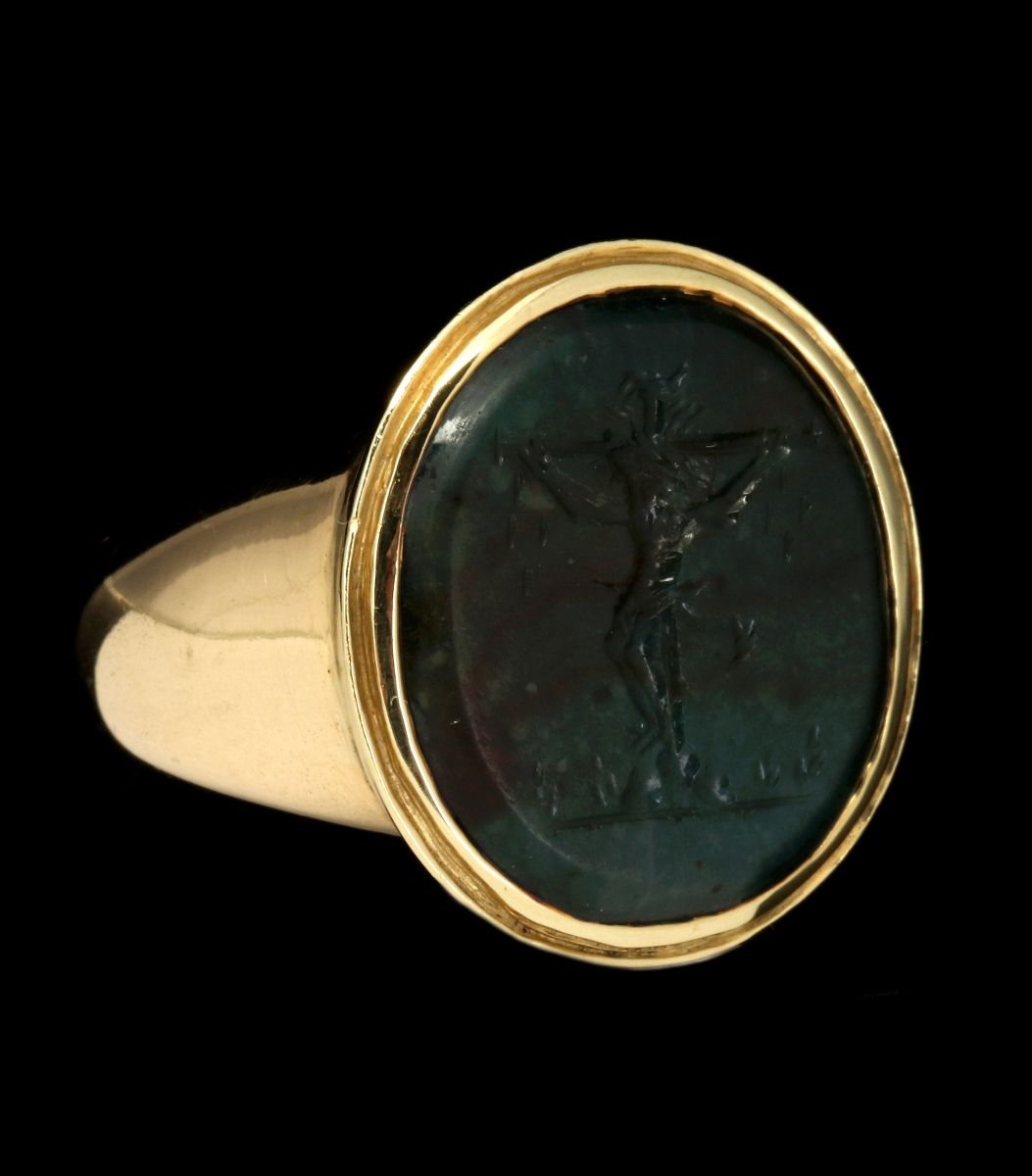 AN 18K GOLD RING WITH INTAGLIO CARVED HARDSTONE