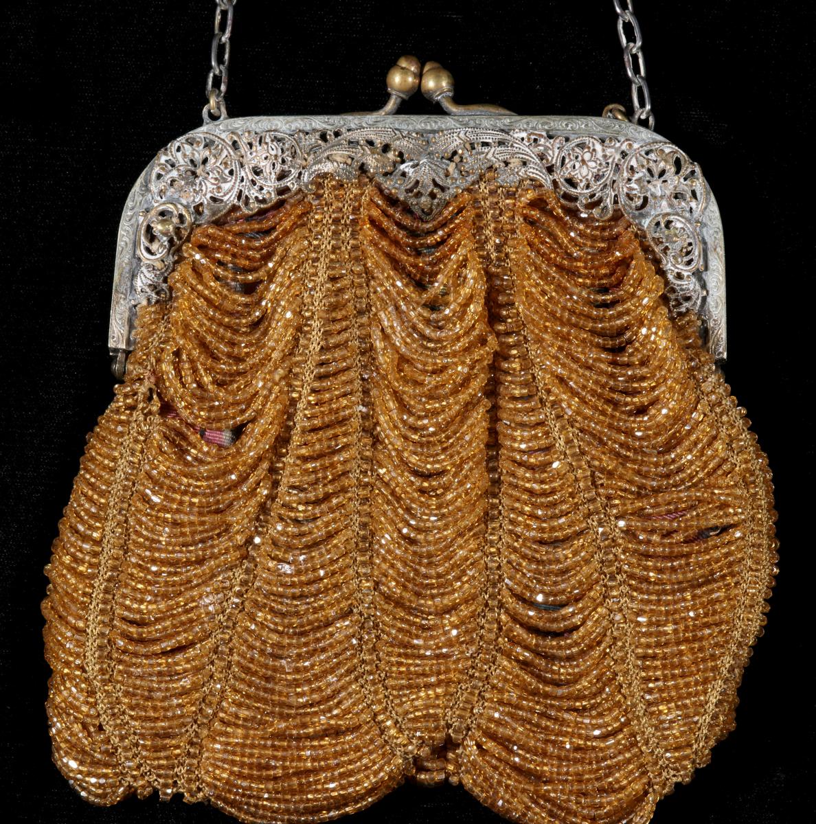 A VICTORIAN BEADED PURSE WITH FILIGREE FRAME