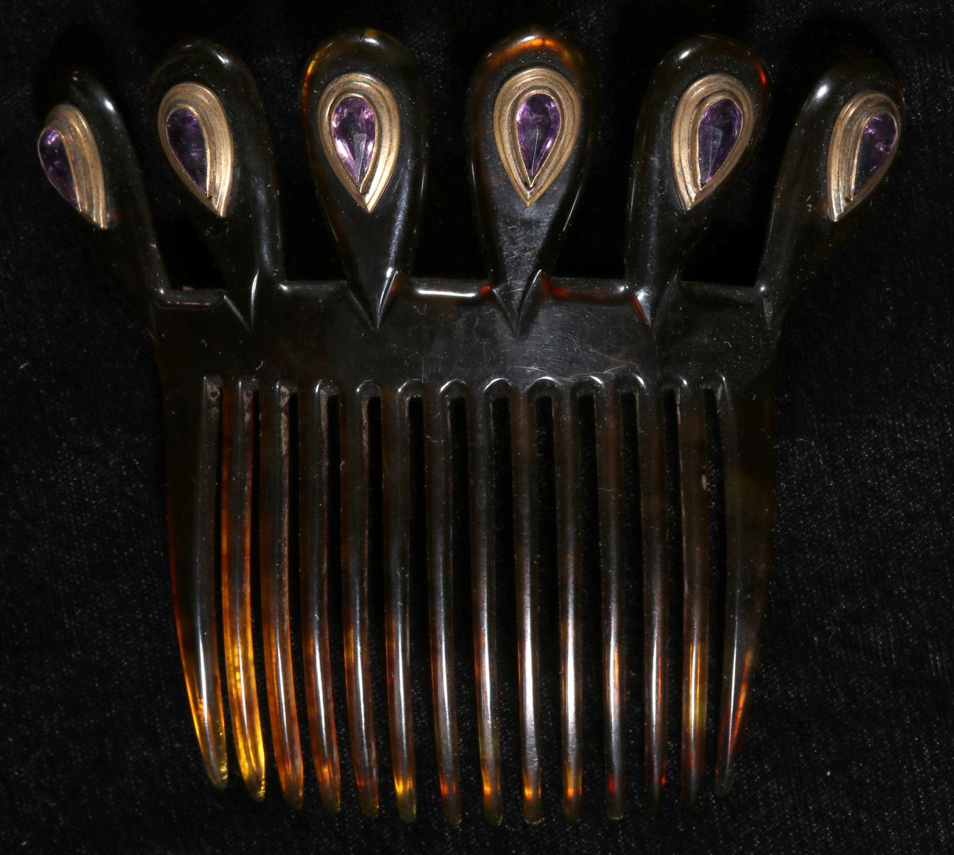 A VICTORIAN HAIR COMB WITH FACETED PURPLE STONES