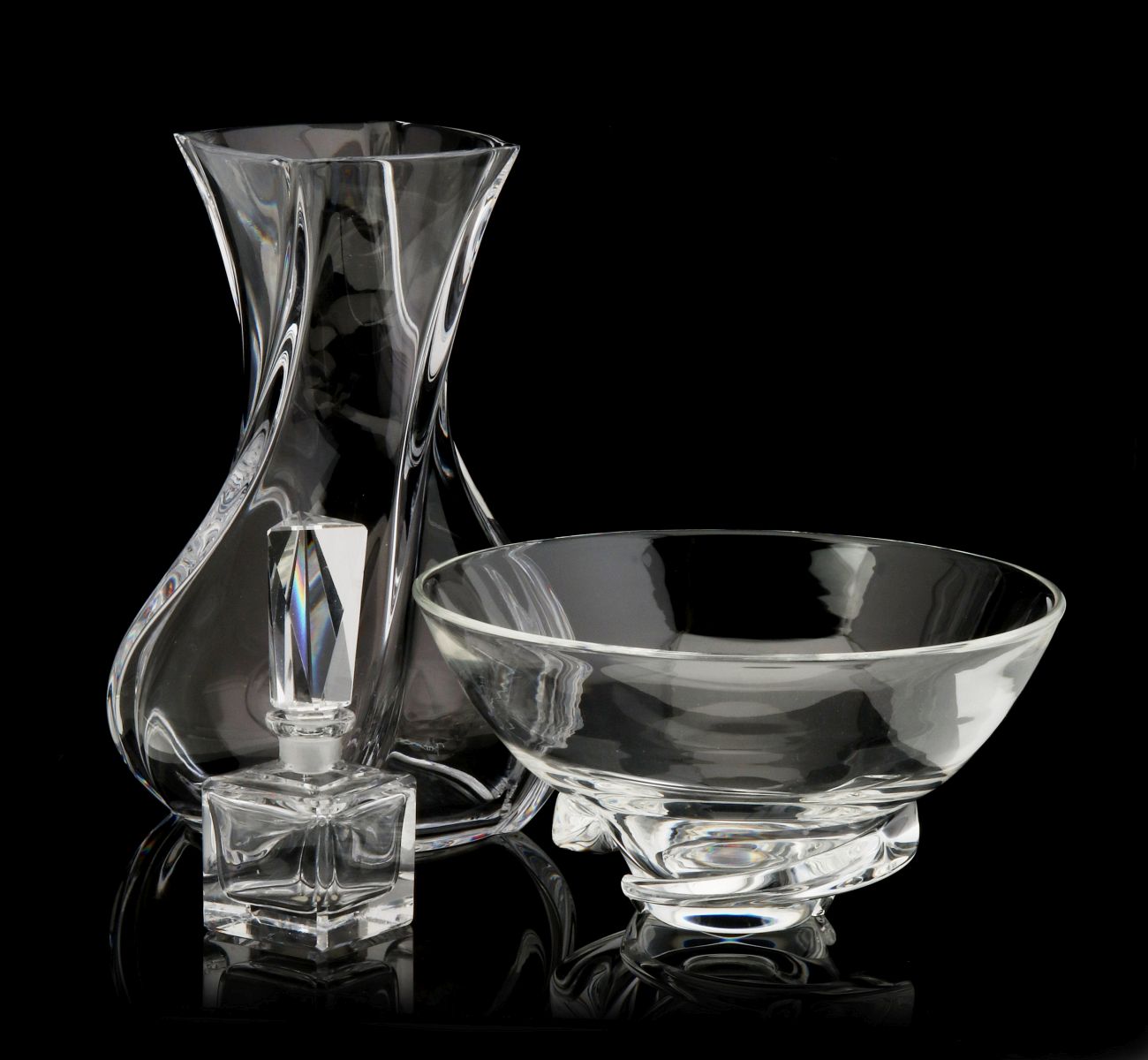 A COLLECTION OF STEUBEN AND BACCARAT CRYSTAL