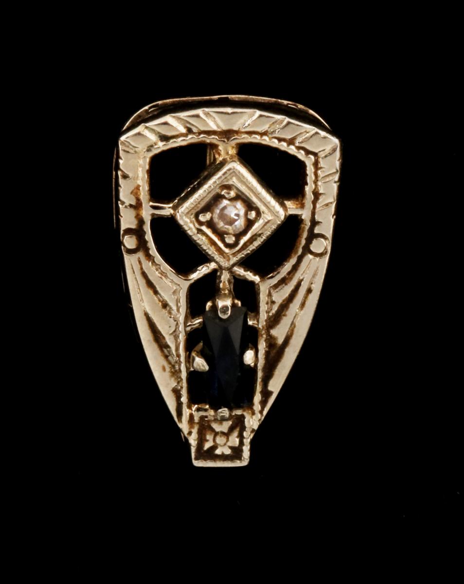 A 14K GOLD AND SAPPHIRE STICK PIN