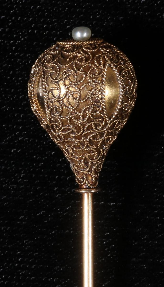 AN ANTIQUE 14K GOLD HAT PIN WITH SEED PEARL