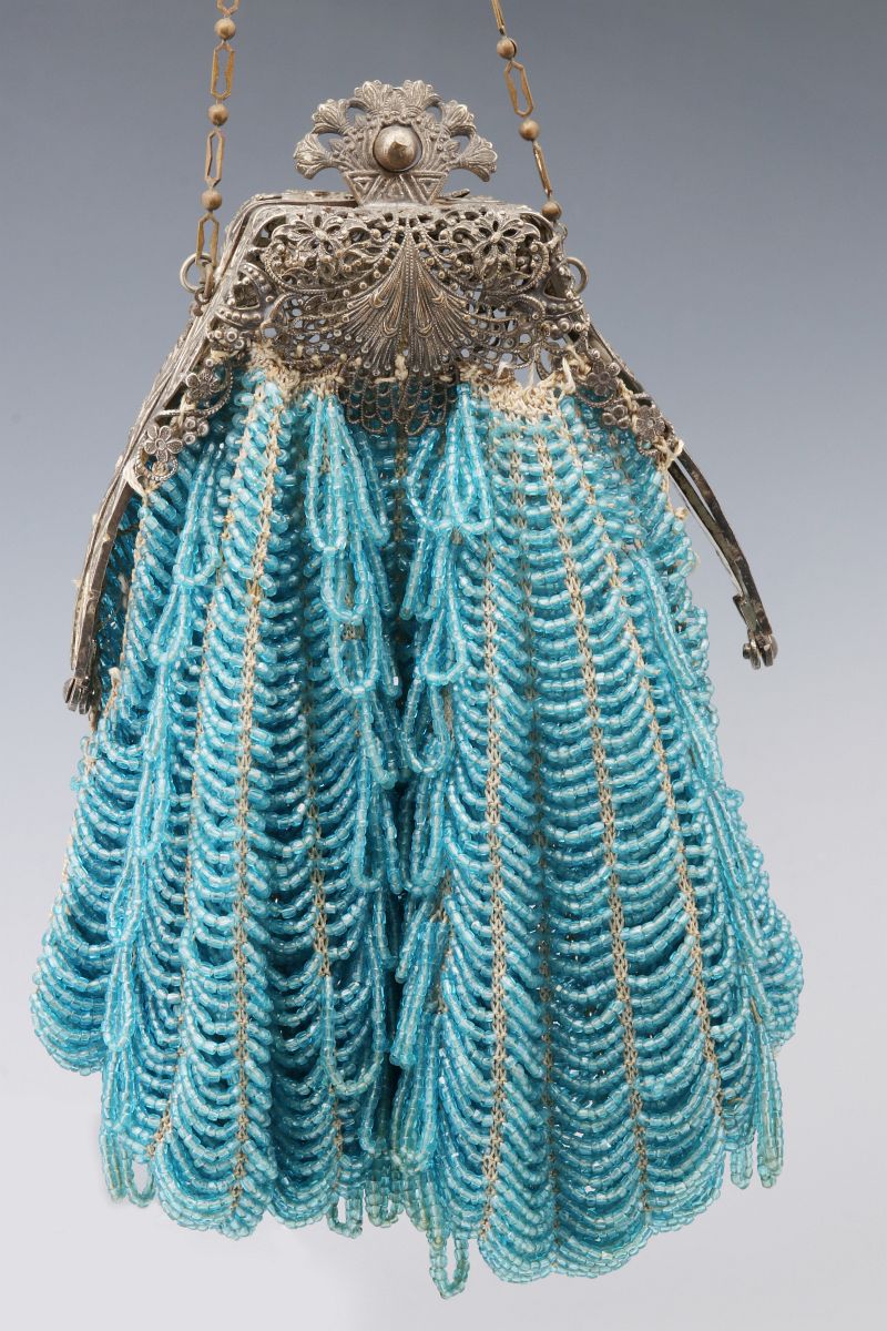 A VICTORIAN BEADED BAG WITH FILIGREE FRAME