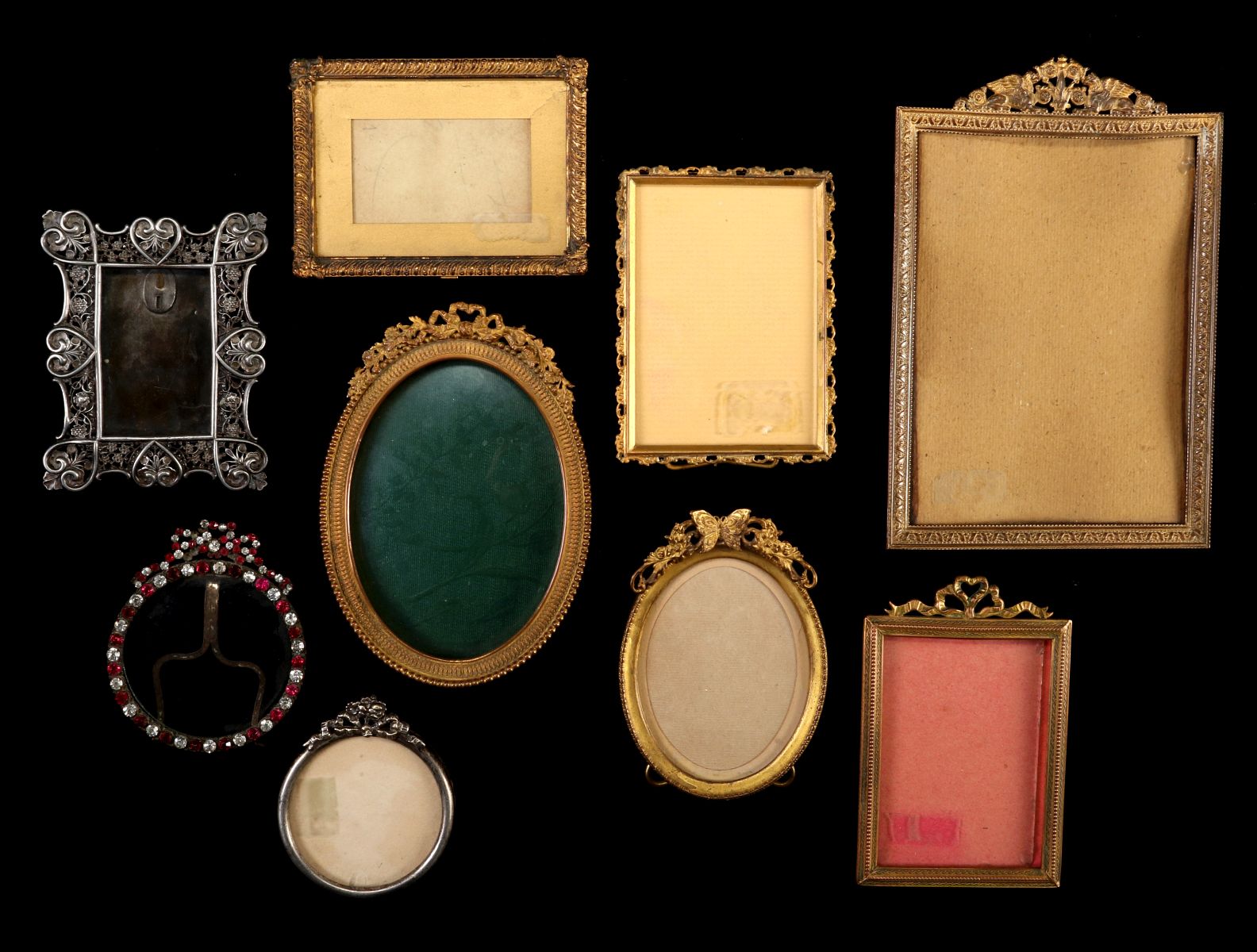 A COLLECTION OF ANTIQUE VICTORIAN PICTURE FRAMES