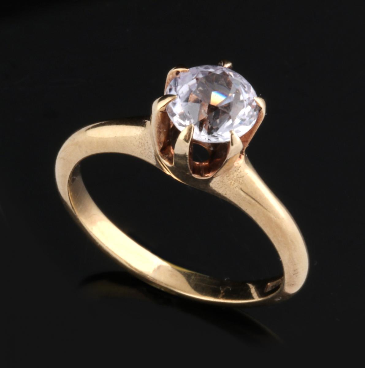 A 14K GOLD AND WHITE SAPPHIRE RING