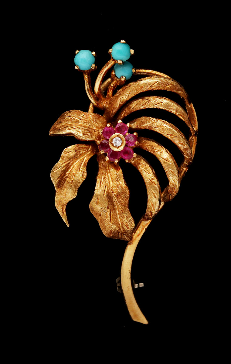AN 18K GOLD BROOCH WITH GEMSTONES