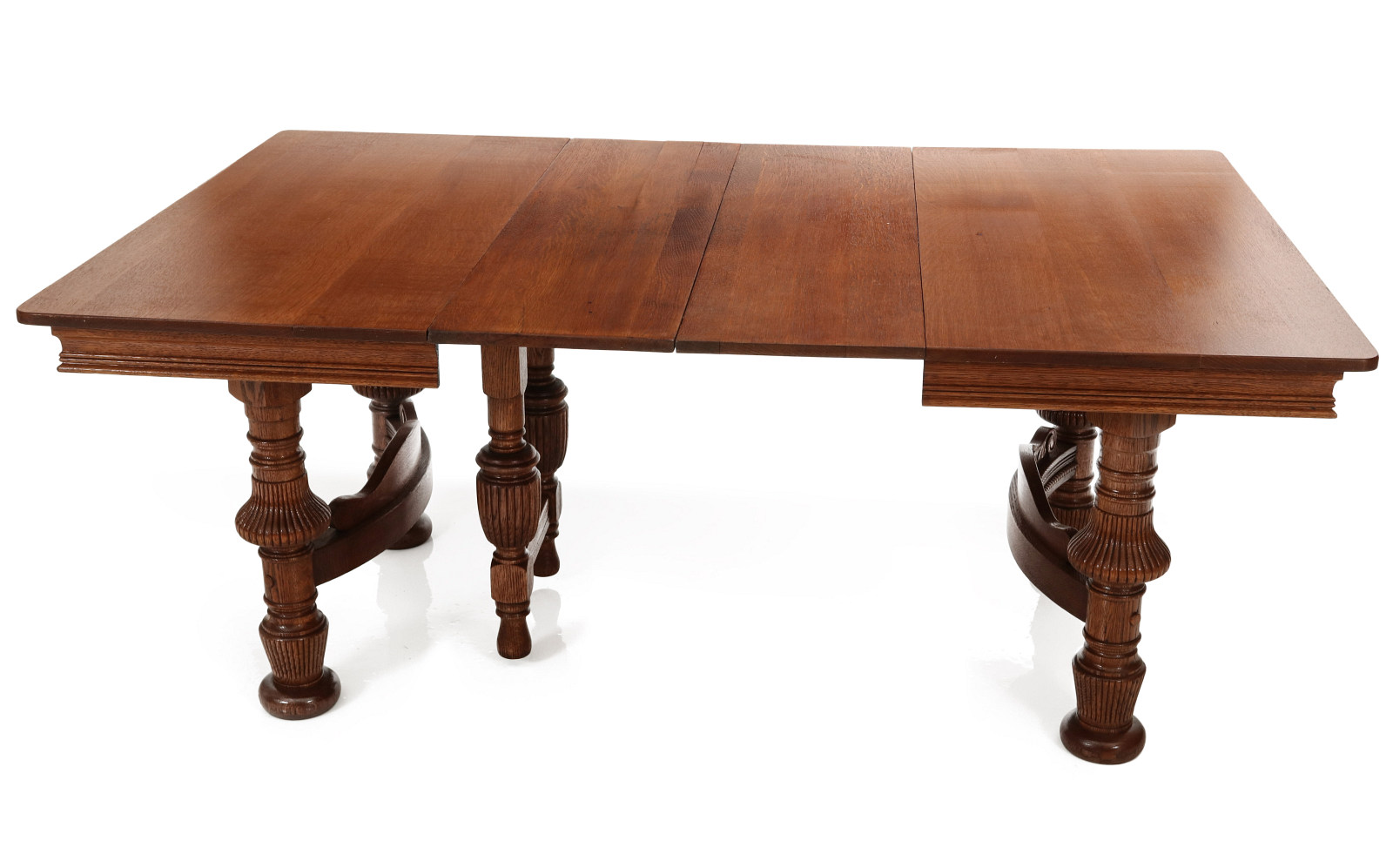 A LATE 19TH CEN OAK DINING TABLE WITH REEDED LEGS