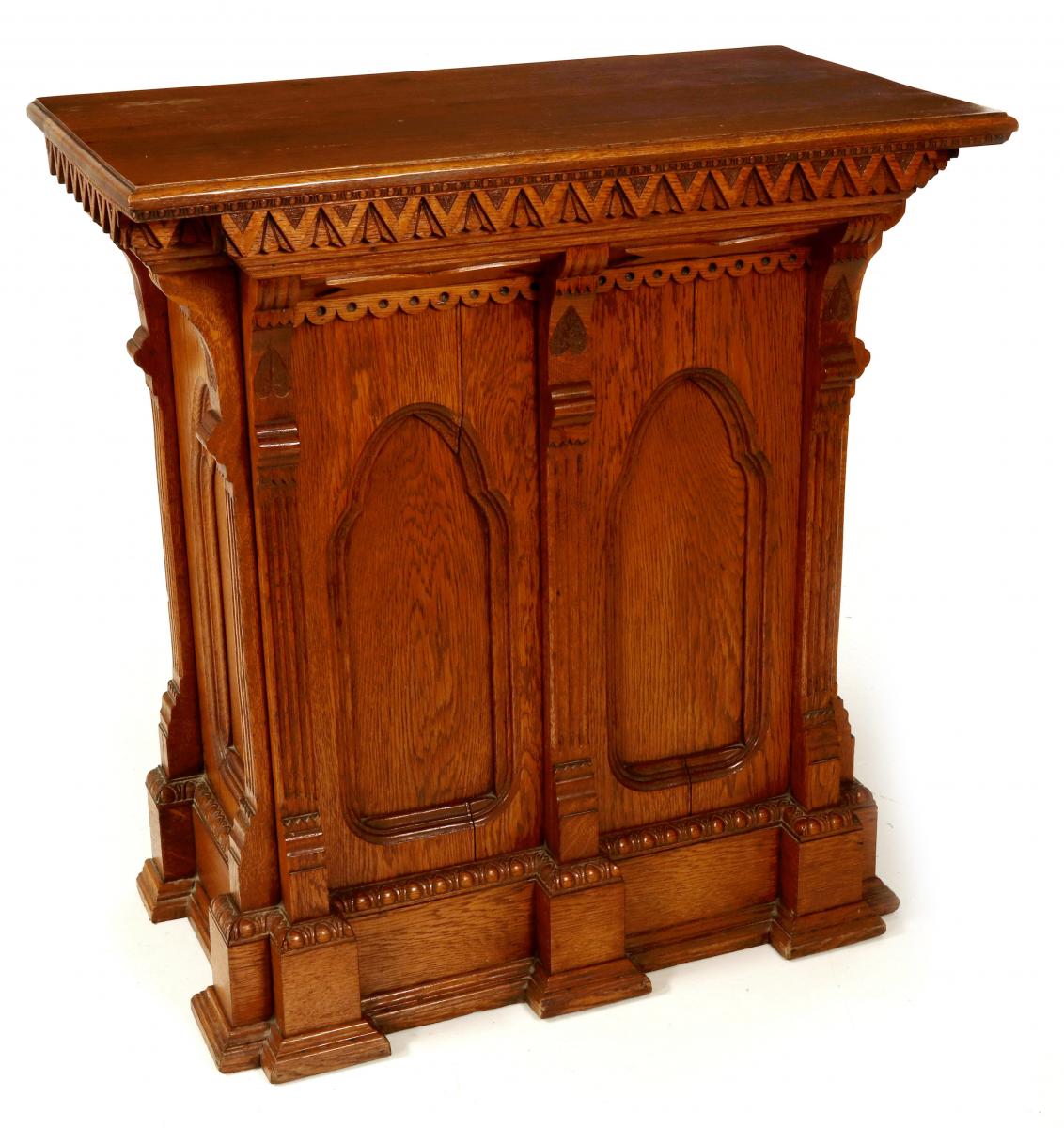 A LATE 19TH C AMERICAN OAK GOTHIC INFLUENCE LECTERN