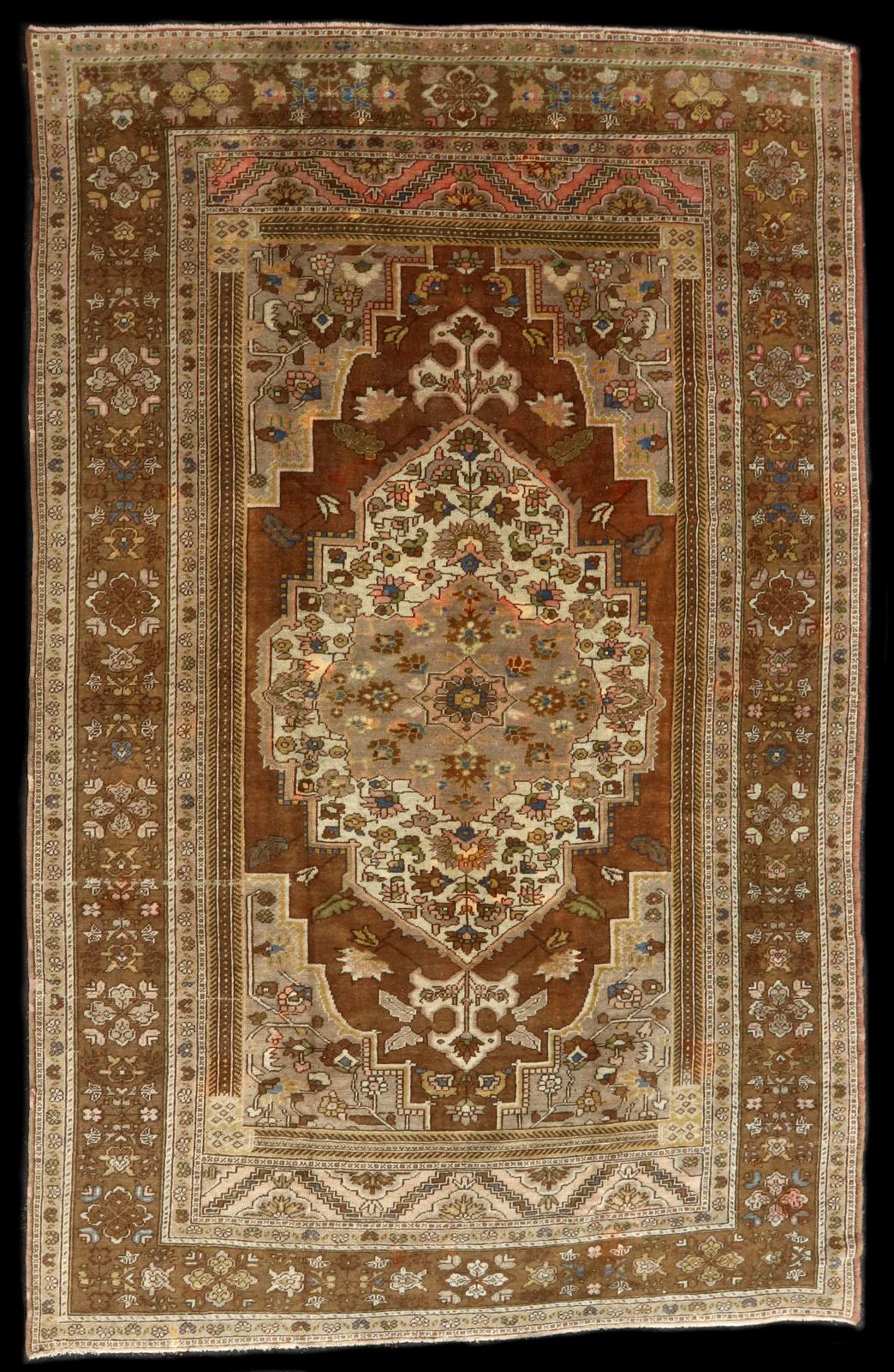 A LATE 20TH CENT OUSHAK PATTERN HANDMADE WOOL RUG
