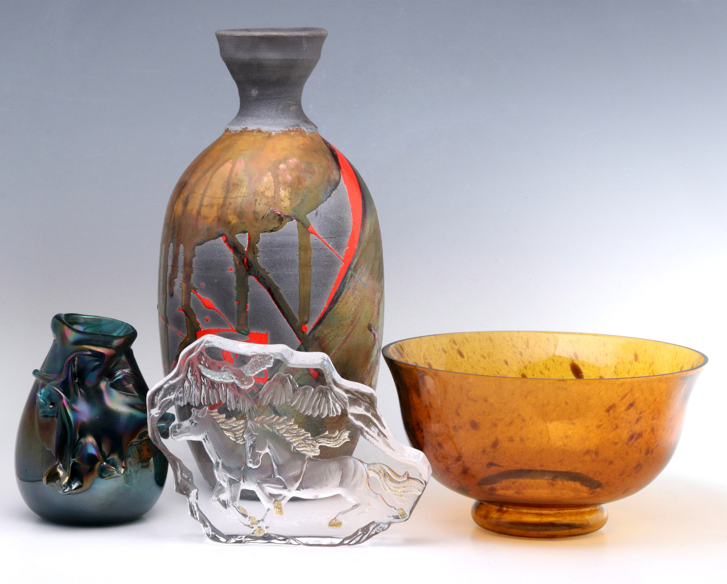 A NUMBER OF MODERN GLASS AND POTTERY PIECES