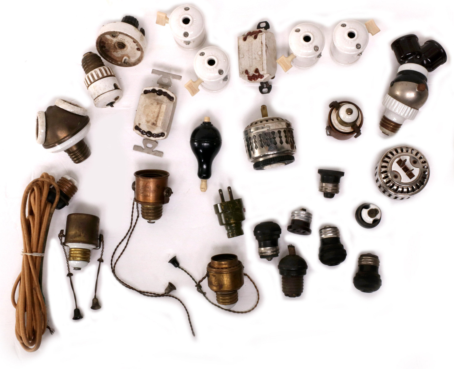 A LARGE LOT OF EARLY ELECTRICAL TECHNOLOGY ITEMS
