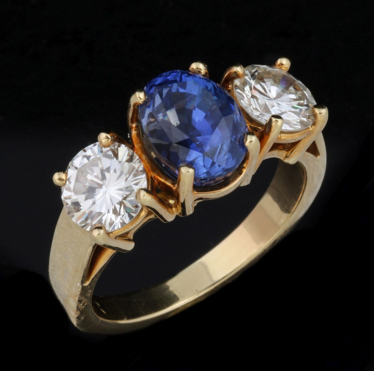 AN 18K RING WITH 1.6 CT DIAMOND, 2.8 CT SAPPHIRE