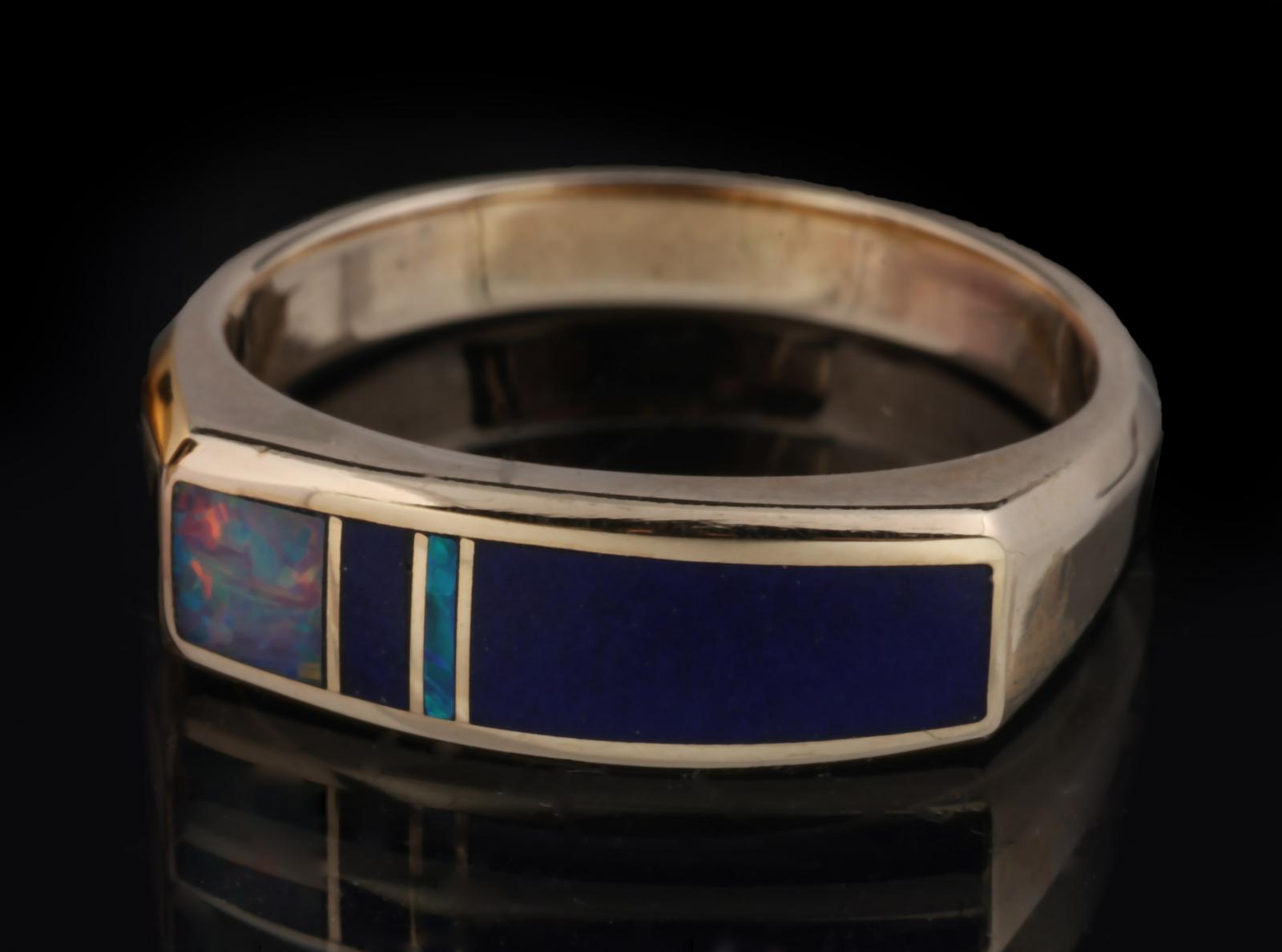 A 14K GOLD RING INLAID WITH OPAL AND LAPIS LAZULI