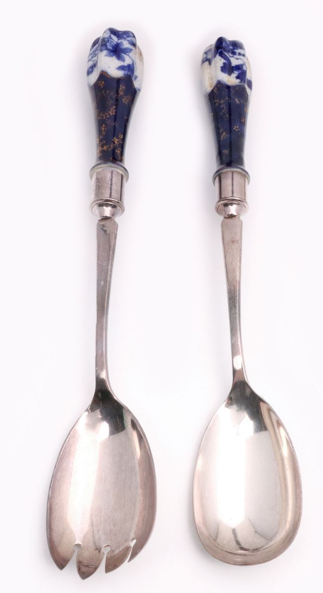 A SILVER-PLATED SALAD SET WITH FLOW BLUE HANDLES