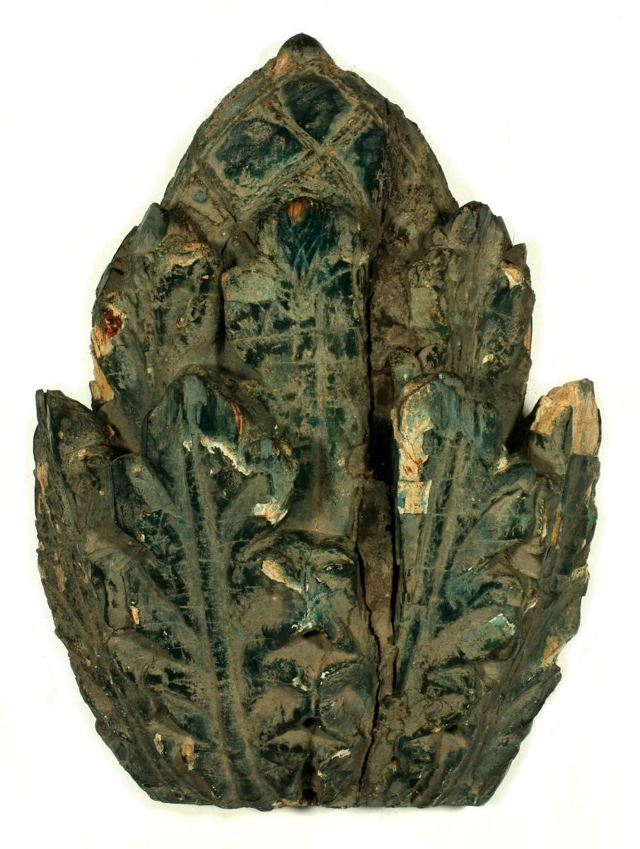 AN INTERESTING EARLY CARVED WOOD ACANTHUS BUD