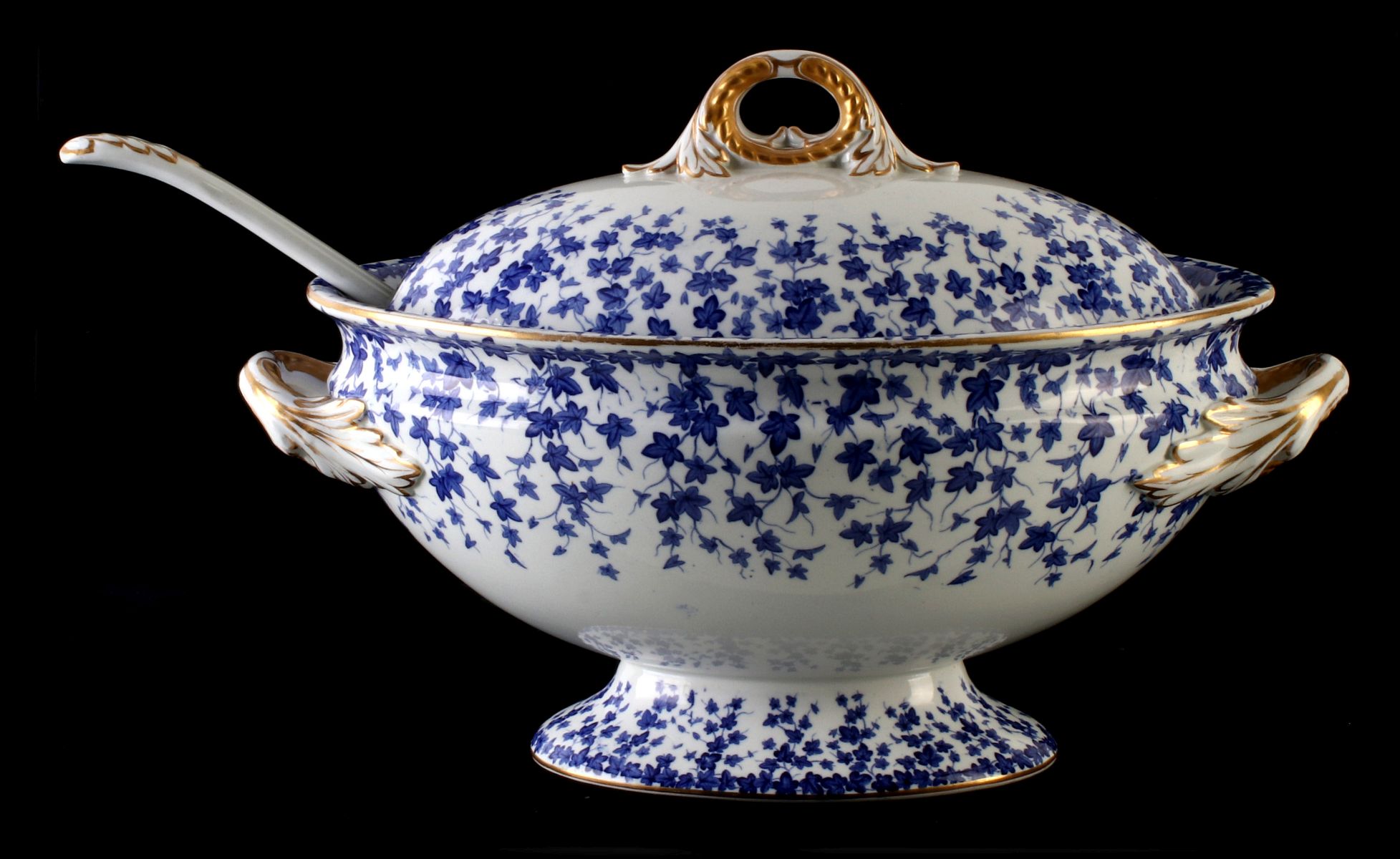 A ROYAL WORCESTER COVERED TUREEN WITH LADLE
