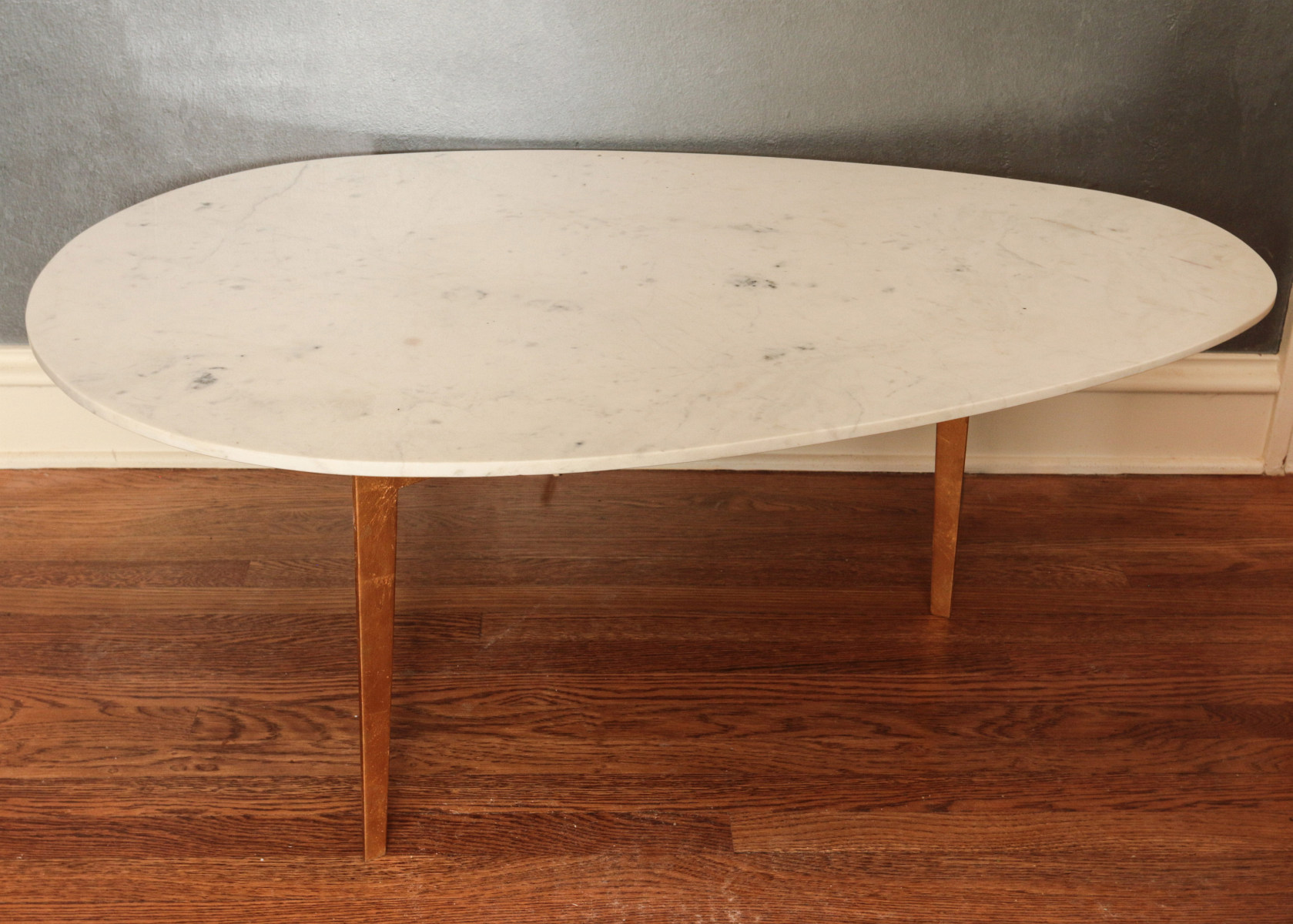 A CONTEMPORARY TEARDROP MARBLE TOP COCKTAIL TABLE