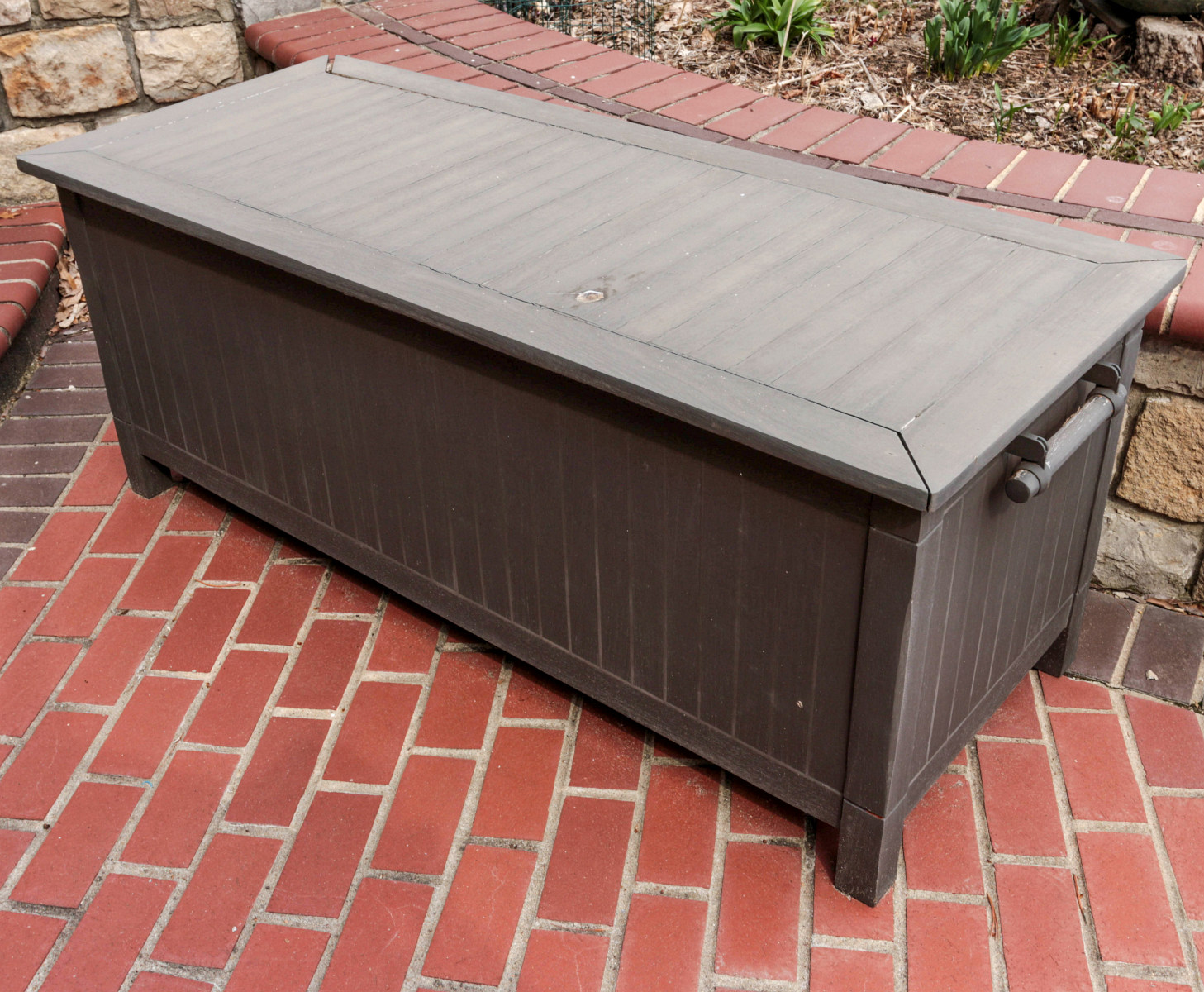 A WOOD OUTDOOR STORAGE CHEST