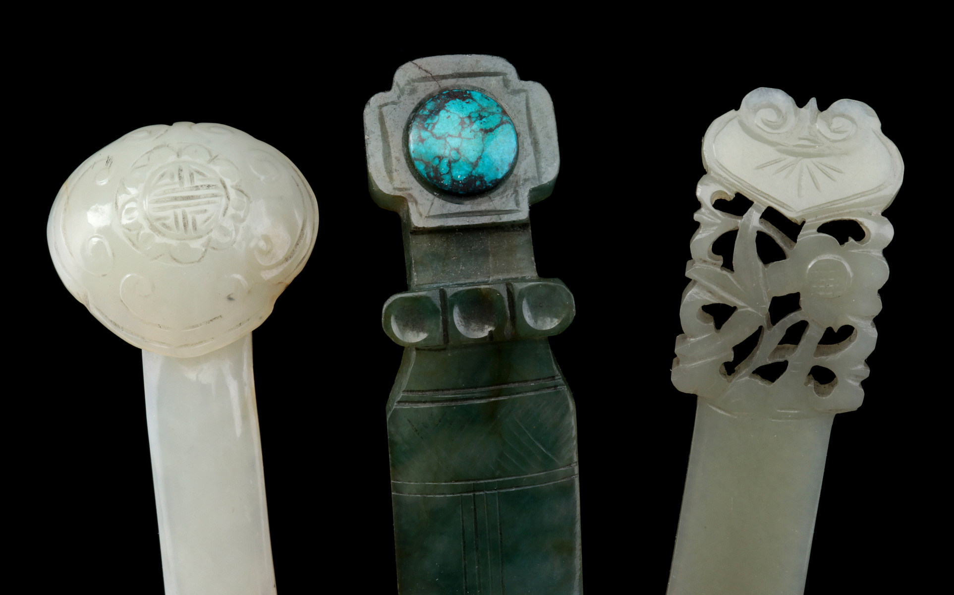 A MINIATURE CARVED JADE SCEPTRE WITH TWO SIMILAR OBJECTS