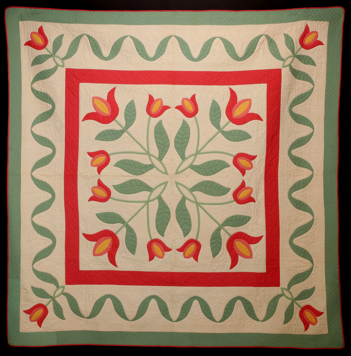 A GOOD 1930s HAND STITCHED APPLIQUE QUILT WITH TULIPS