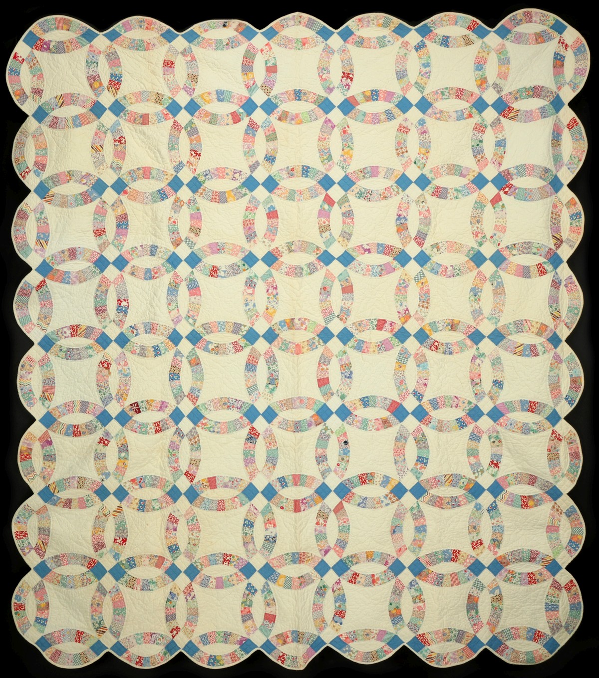A 1930s 'DOUBLE WEDDING RING' PATTERN QUILT