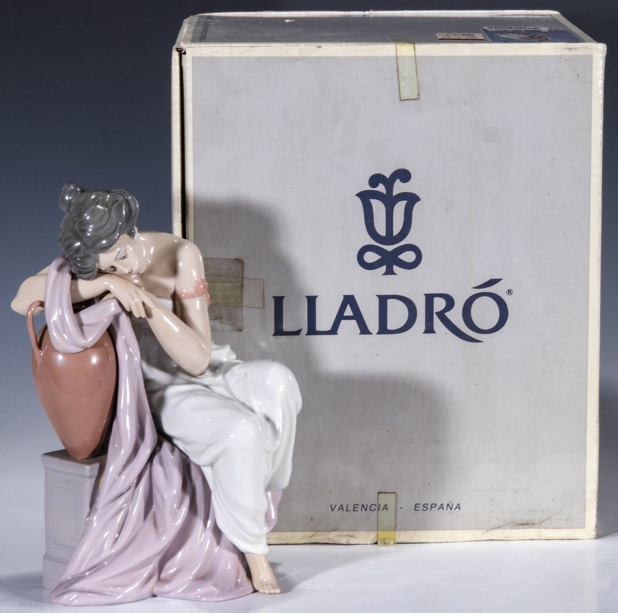 LLADRO PORCELAIN FIGURE 'LOST IN DREAMS' WITH BOX