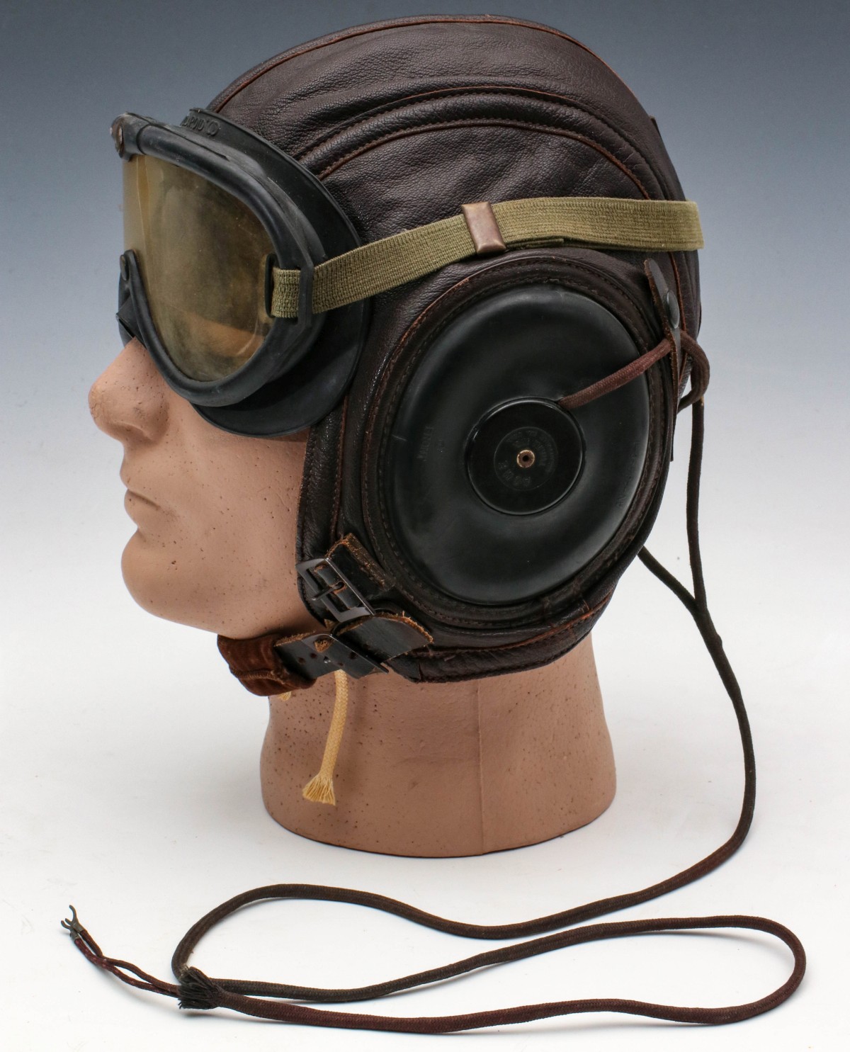 A WWII LEATHER FLIGHT HELMET WITH GOGGLES