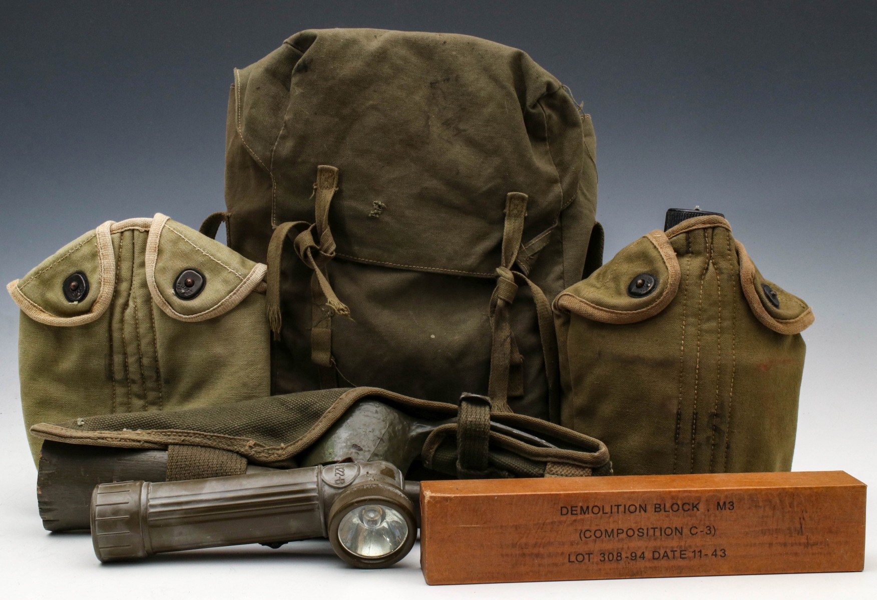 A COLLECTION OF US WWII FIELD GEAR