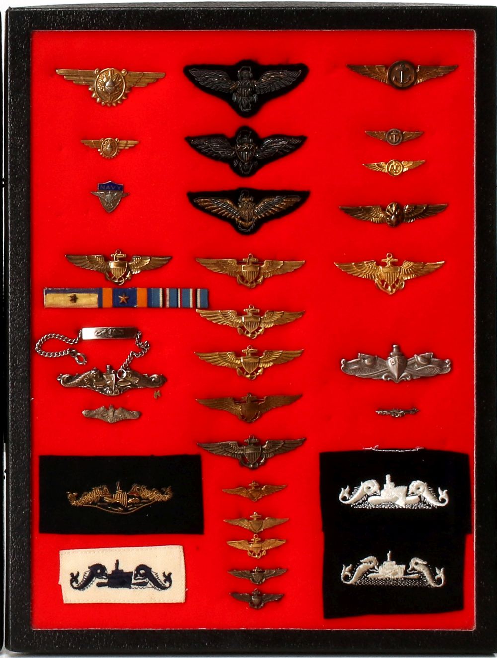 A VERY GOOD COLLECTION OF NAVY BULLION AND METAL WINGS