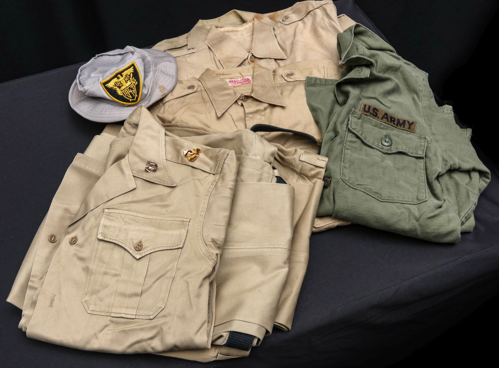 ASSORTED SUMMER GARRISON CAPS AND NAMED UNIFORM PIECES