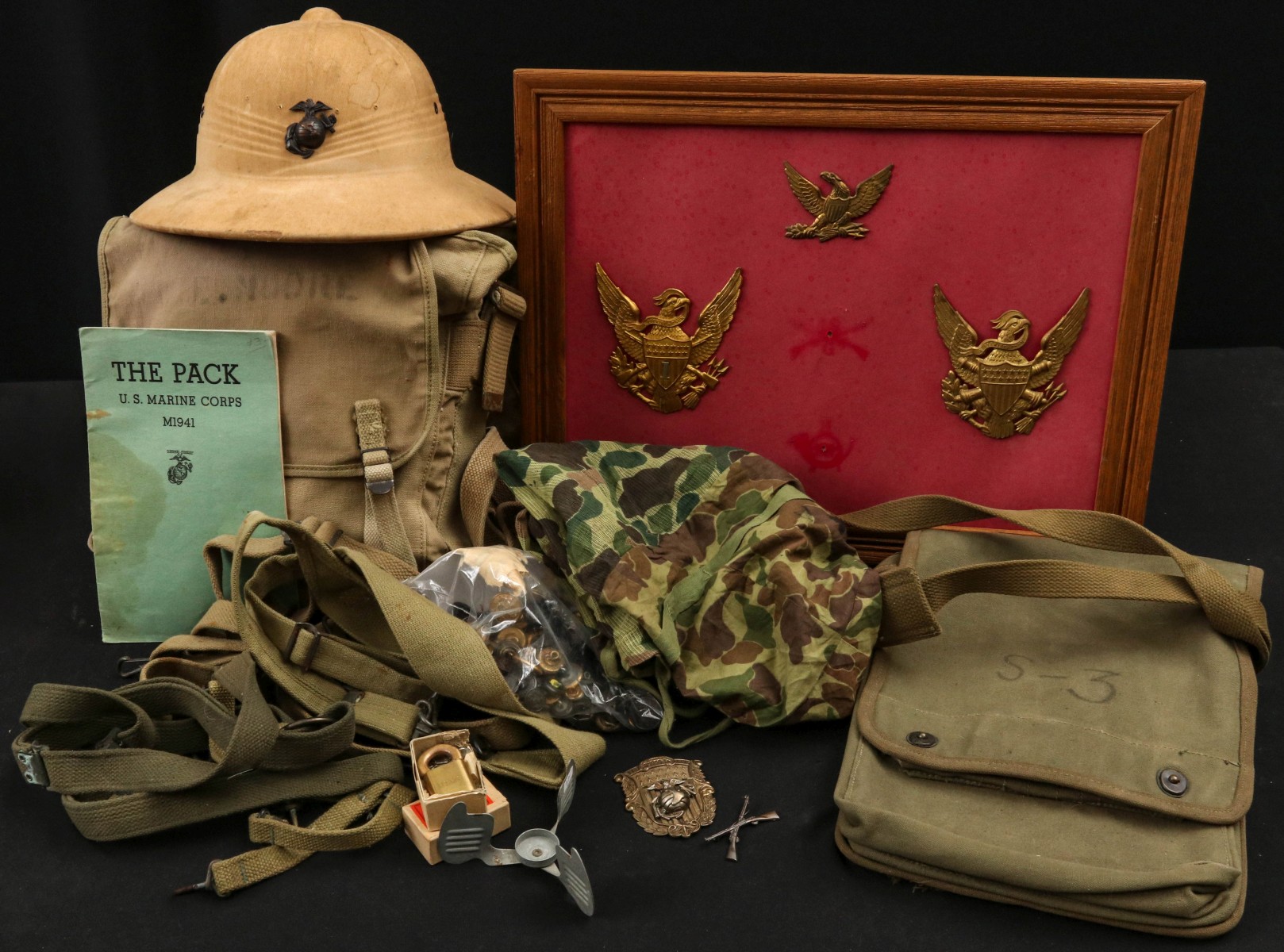 GROUPING OF US WWII USMC ITEMS : PITH, PACK, LOCK, MORE