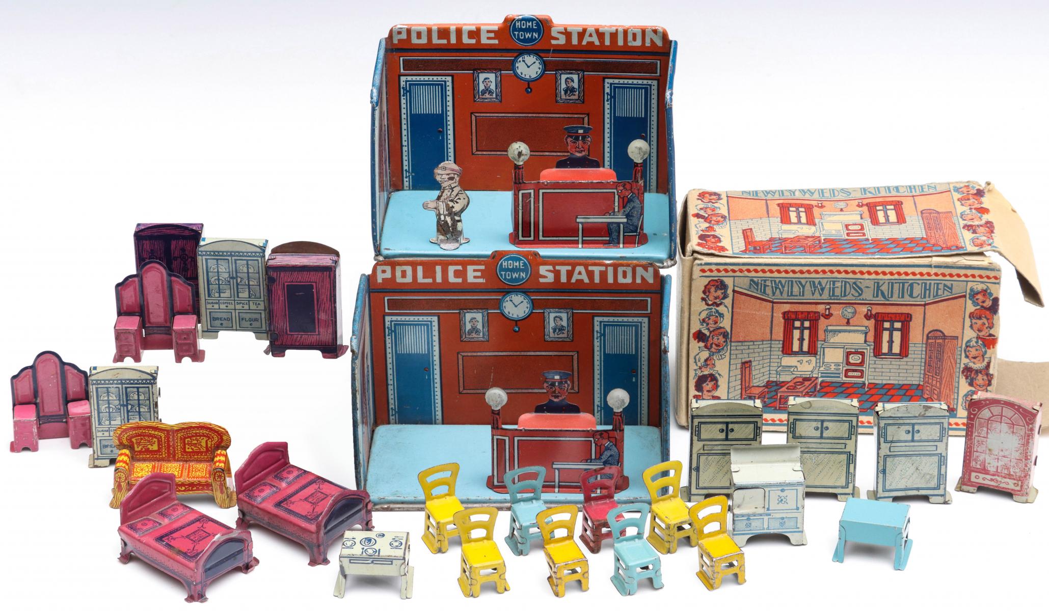 MARX 'HOMETOWN' TIN LITHO PLAYSET AND ACCESSORIES