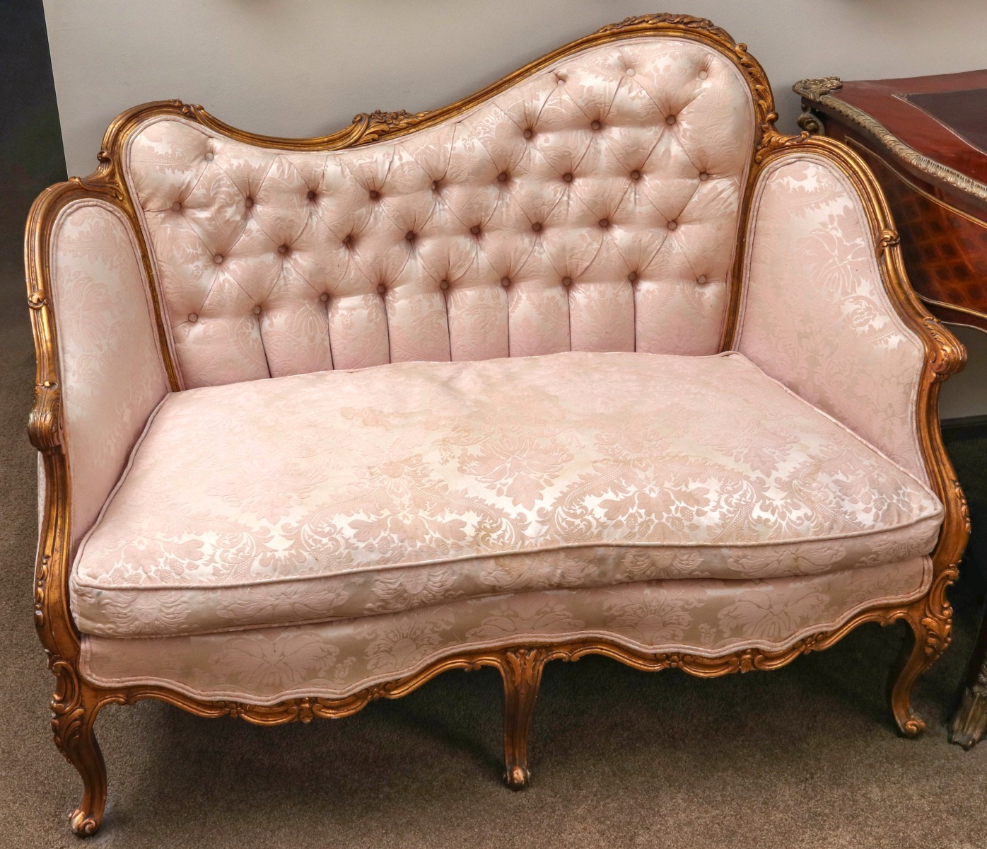 A LATE 20TH C. FRENCH STYLE SETTEE WITH PINK DAMASK