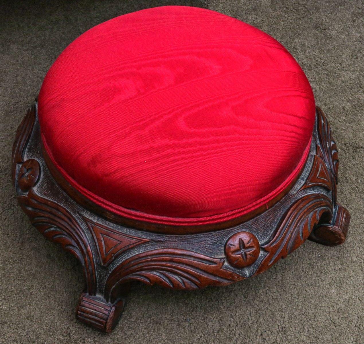 A LATE 20TH CENTURY CARVED MAHOGANY FOOT STOOL