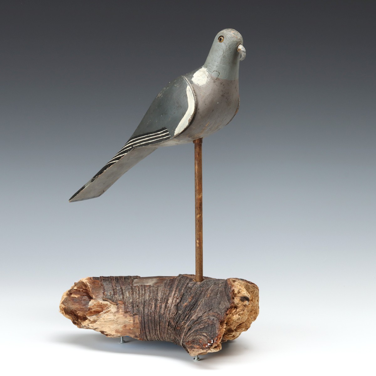 A GOOD EARLY TO MID 20TH C. CARVED WOOD PIGEON DECOY