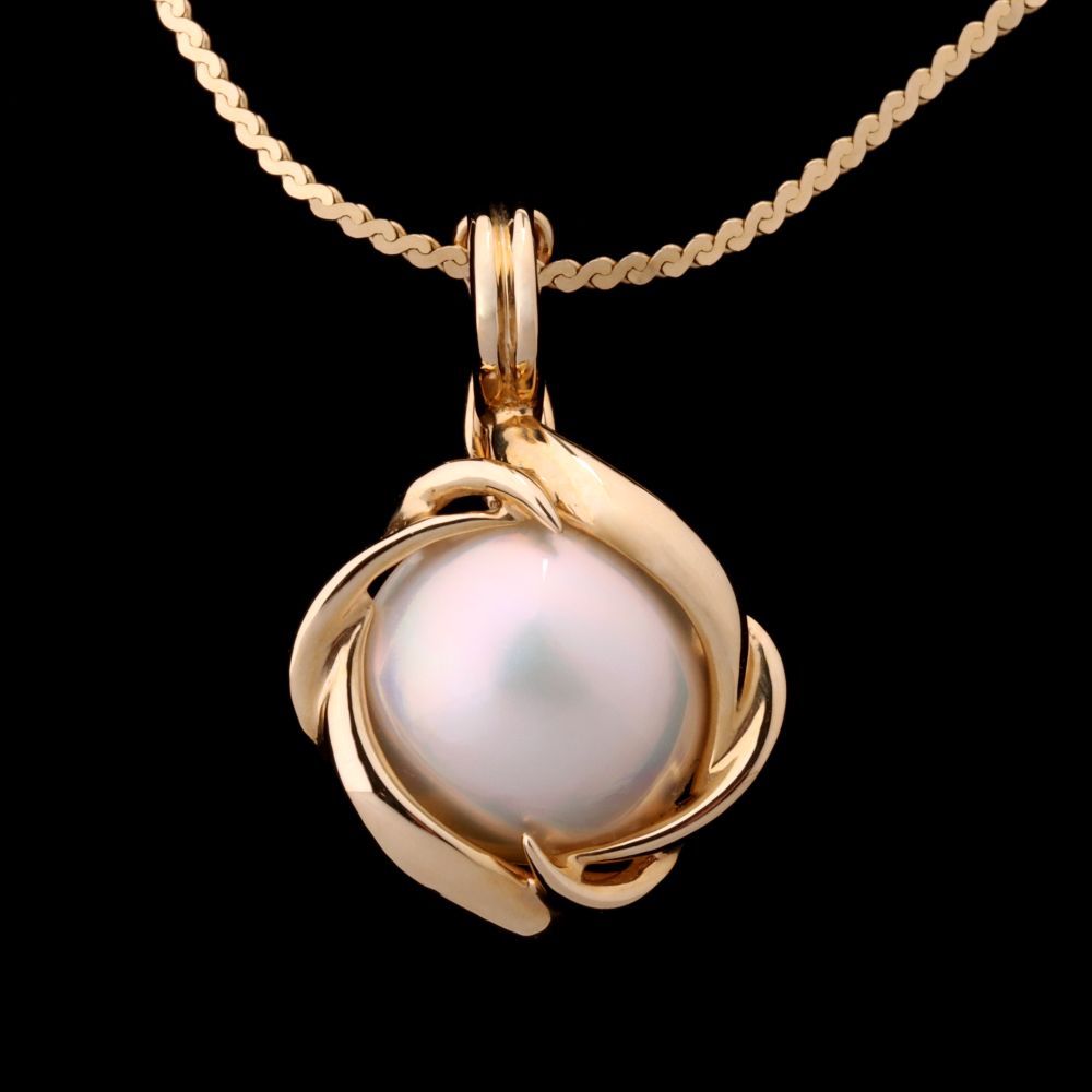 A 14k GOLD MABE' PEARL PENDANT WITH CHAIN