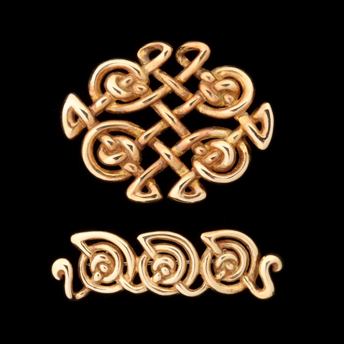 KARAT GOLD PINS WROUGHT IN THE MANNER OF A CELTIC KNOT
