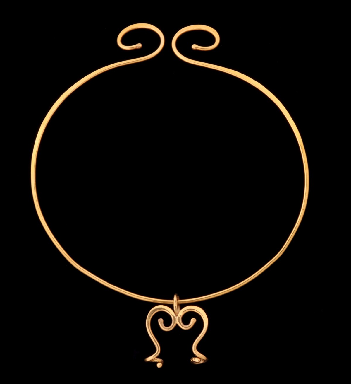 A 14K YELLOW GOLD HAND WROUGHT COLLAR WITH PENDANT