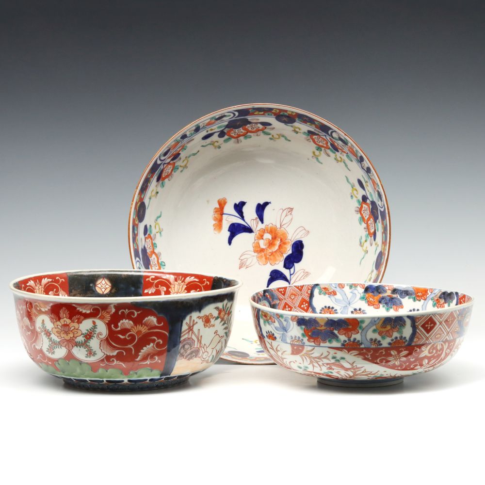THREE 19TH AND EARLY 20TH C. IMARI PORCELAIN BOWLS