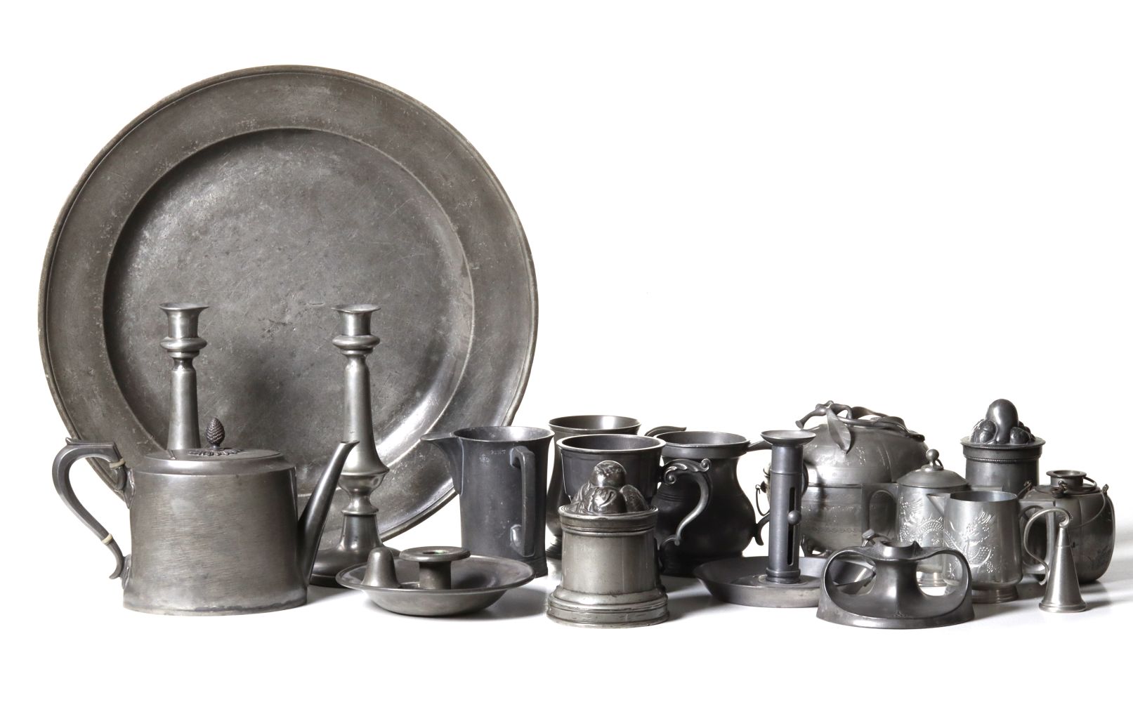 A COLLECTION OF EIGHTEEN PIECES OF ANTIQUE PEWTER