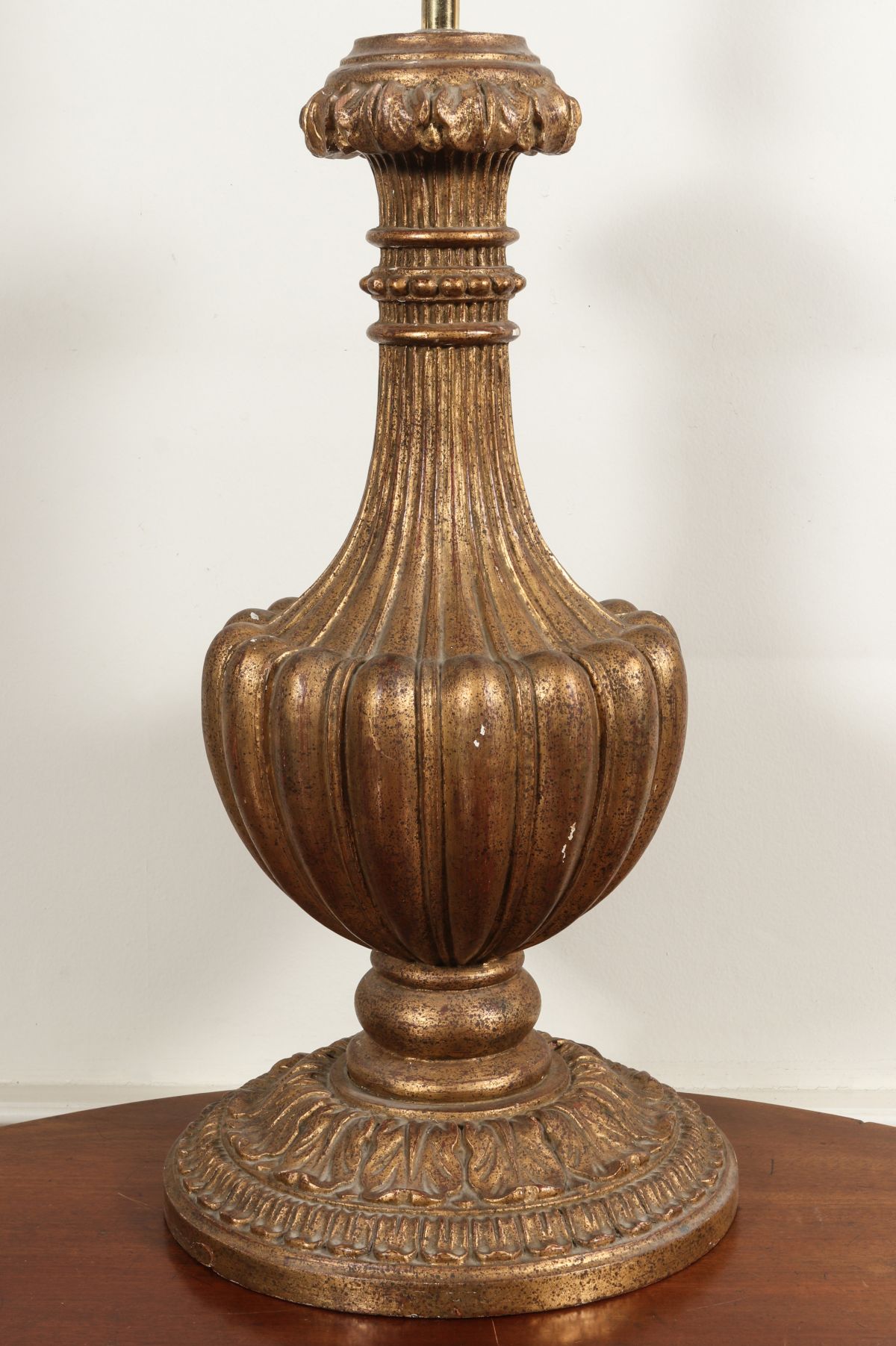 A LARGE 20TH CENTURY GILT WOOD TABLE LAMP