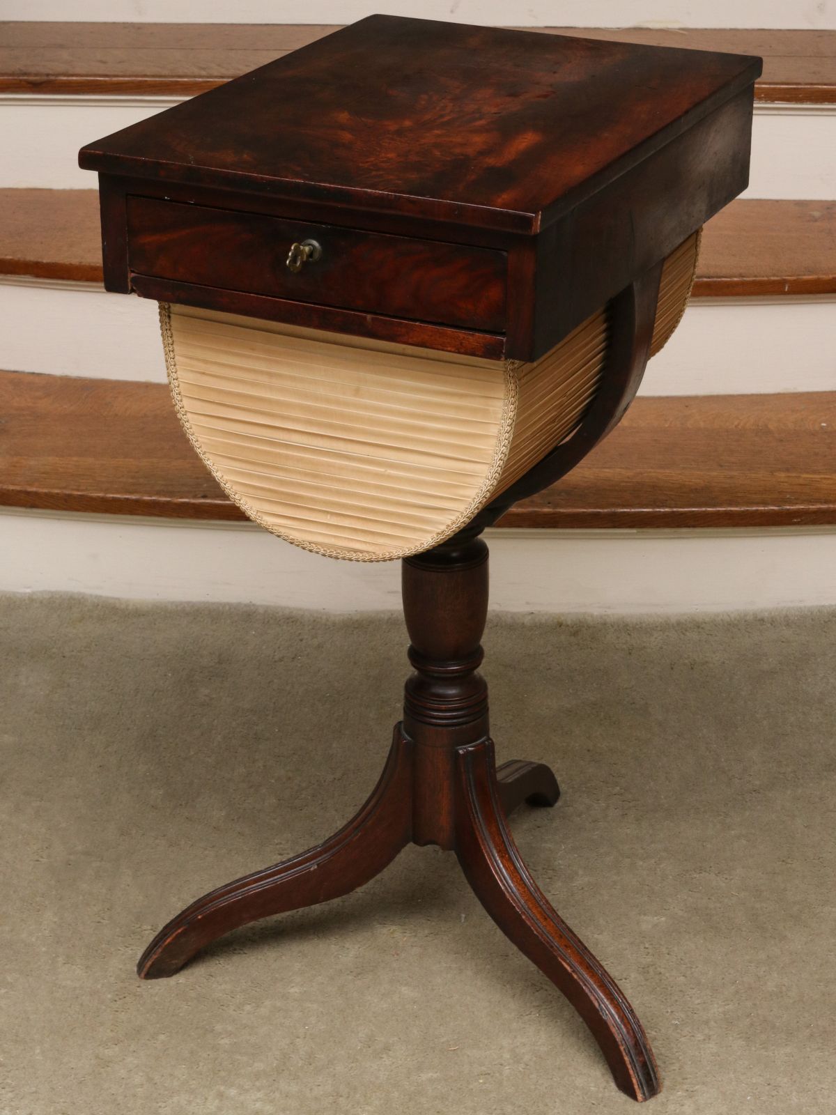 AN EARLY 19TH C. MAHOGANY REGENCY SEWING STAND