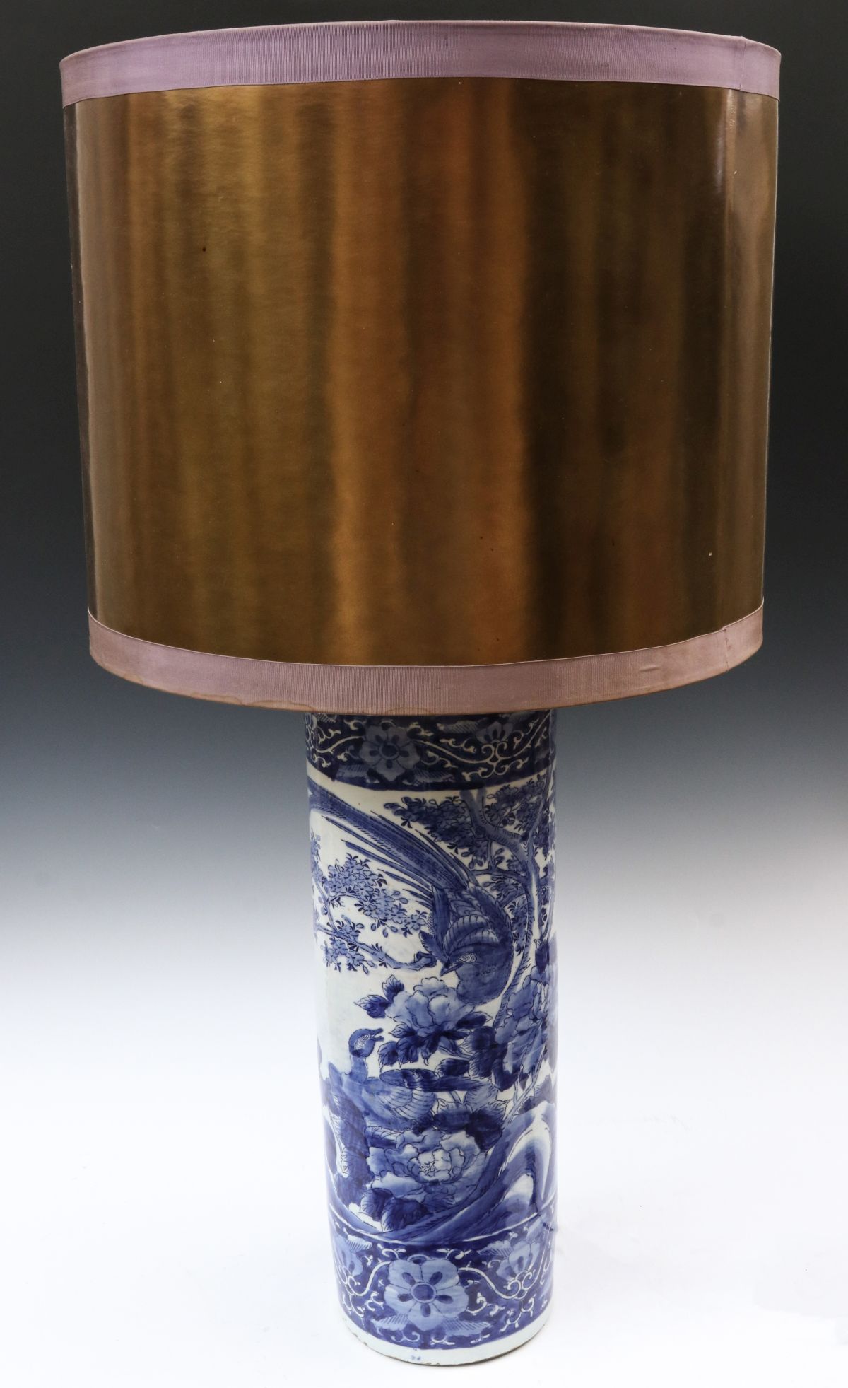 A LARGE CHINESE EXPORT PORCELAIN TABLE LAMP