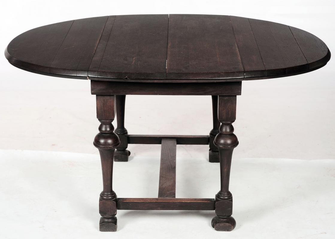 A CIRCA 1920s WILLIAM AND MARY STYLE DROP LEAF TABLE