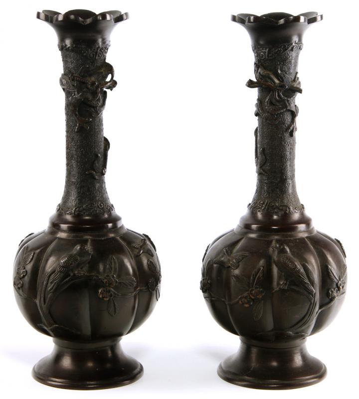 A PAIR OF EARLY 20TH CENTURY CHINESE BRONZE VASES