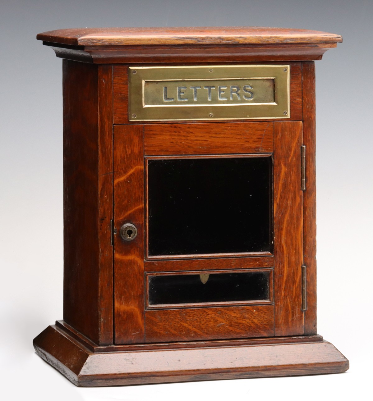 A GOOD EARLY 20C. ENGLISH BRASS-MOUNTED OAK LETTER BOX