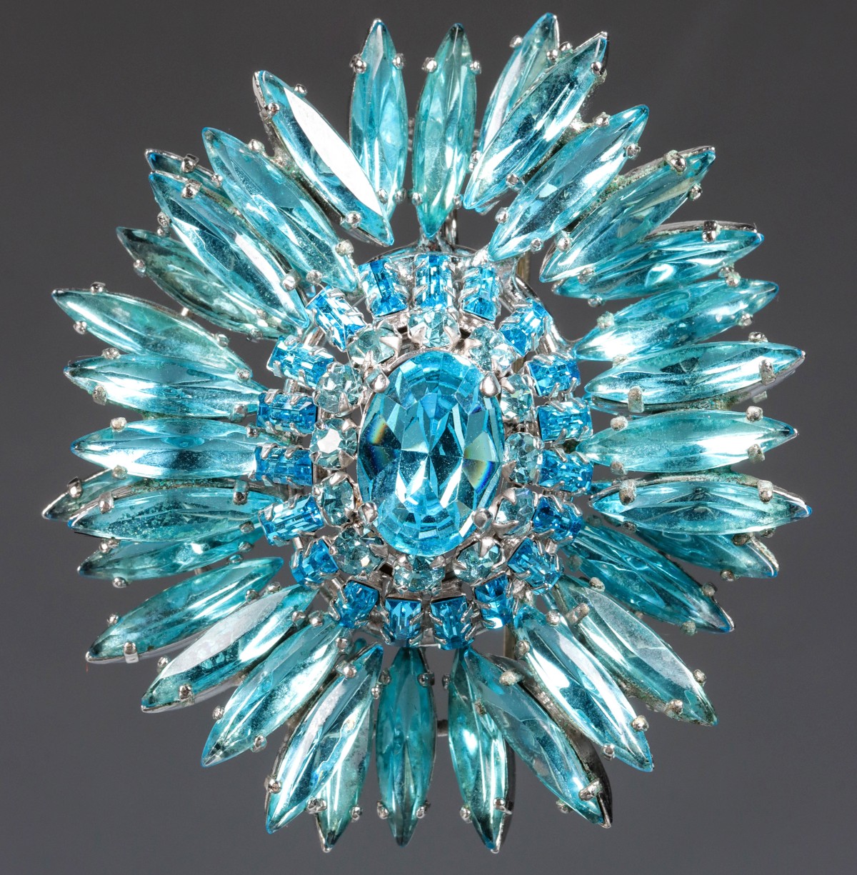 A LARGE COSTUME JEWELRY BROOCH VERIFIED AS SCHREINER